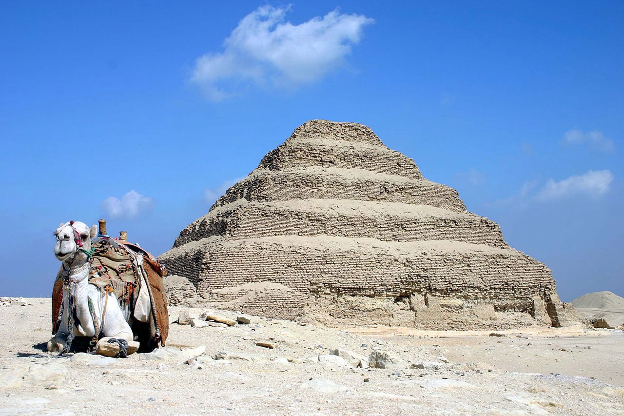 Polacy znaleźli kilkadziesiąt mumii obok najstarszej piramidy na świecie. Mają ponad 2 tys. lat