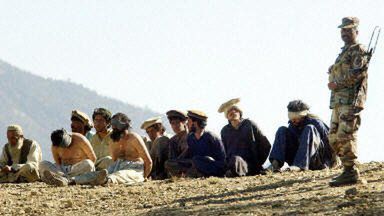 Żołnierz pilnuje zatrzymanych