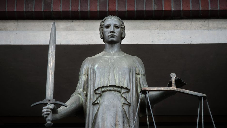 Rzeźba przedstawiająca Temidę nad wejściem do gmachu Sądu Okręgowego we Wrocławiu.