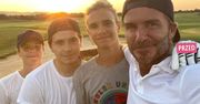 David Beckham i jego synowie zafundowali sobie nowe fryzury. Piłkarz ma tleniony blond. Odważnie, ale nie tak jak Cruz. Ten to poszalał