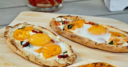 Pide z nadzieniem serowym, warzywami i jajkiem