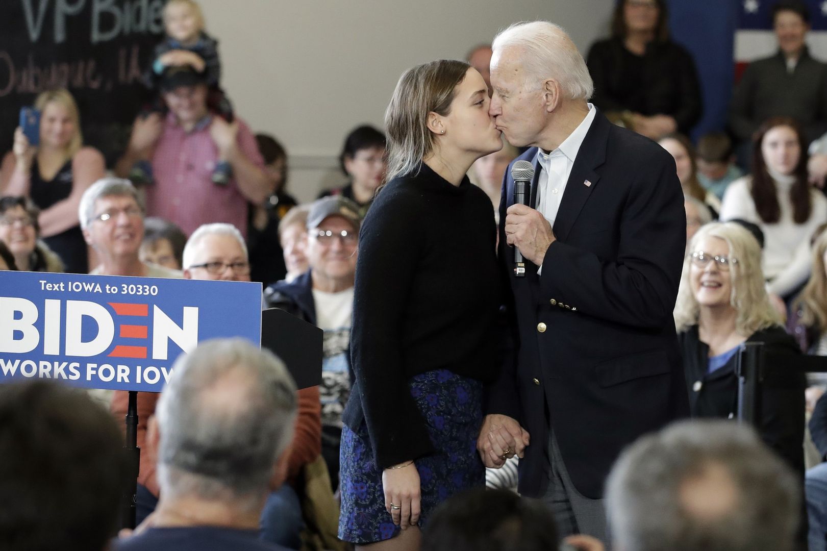 Joe Biden całuje wnuczkę podczas wiecu w stanie Iowa.