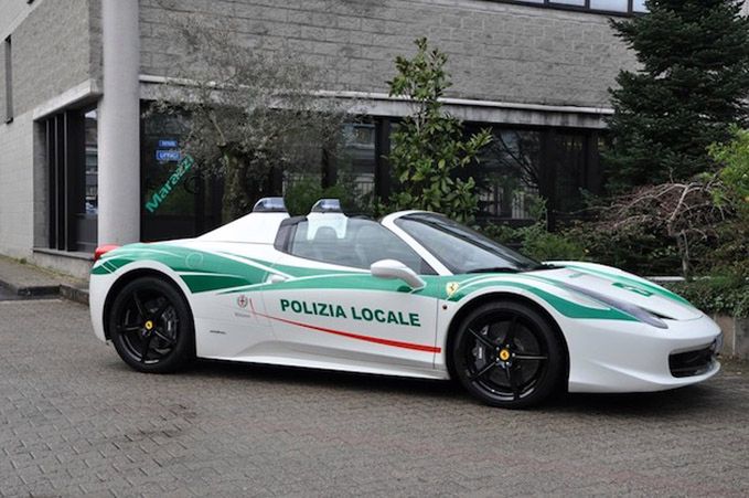 Ferrari 458 spider zabrane mafii służy jako radiowóz