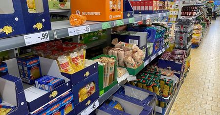 Koronawirus. "W Niemczech wielki strach już minął". Pełne półki w sklepie, żadnych kolejek