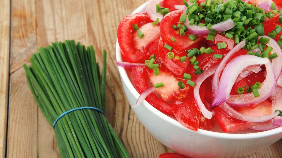 Szczypiorek wzbogaca dania swoim smakiem i aromatem.