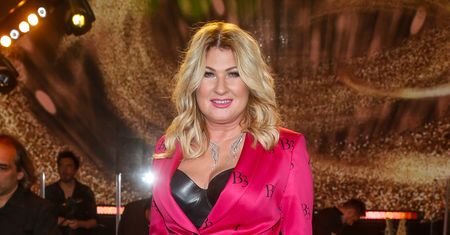 Beata Kozidrak w różowym garniturze na parkiecie "Tańca z gwiazdami"