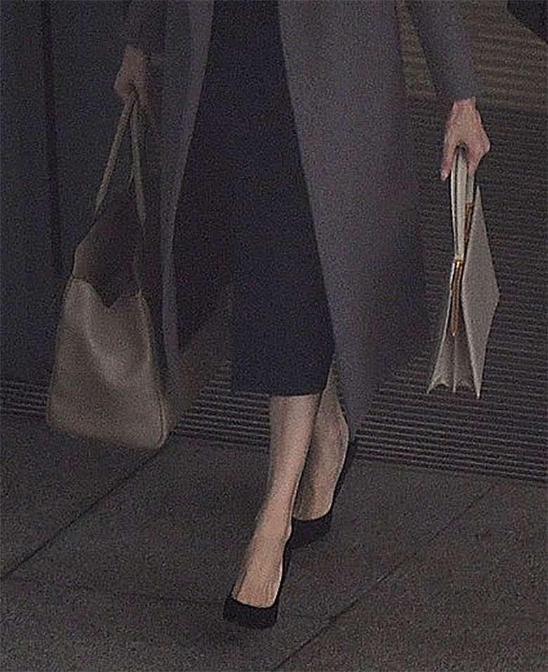 Angelina Jolie z dwiema drogimi torbami na lotnisku
