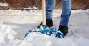 Skuteczne odśnieżanie? Spryskaj tym łopatę, a śnieg się nie będzie kleił