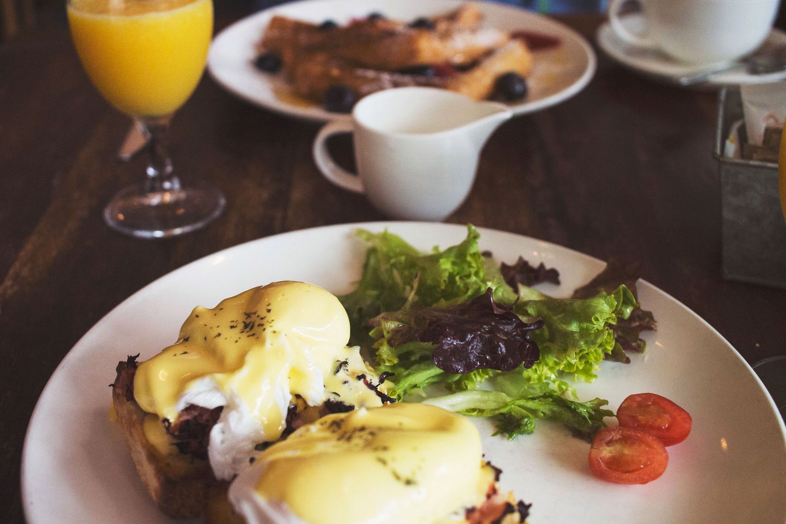Innym klasykiem, który należy, kolokwialnie mówiąc, zaliczyć, to jajka po benedyktyńsku z szynką i sosem bernaise - Eggs Benedict (popularnie zwane Eggs Benny). 