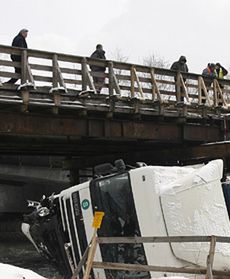 Ciężarówka w rzece