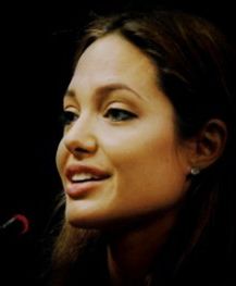 Angelina Jolie: nie romansuję z Bradem Pittem