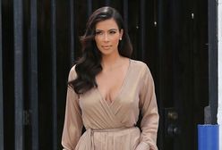 Kim Kardashian: nawet gdy pokazuje nogi, wszyscy patrzą na jej biust!