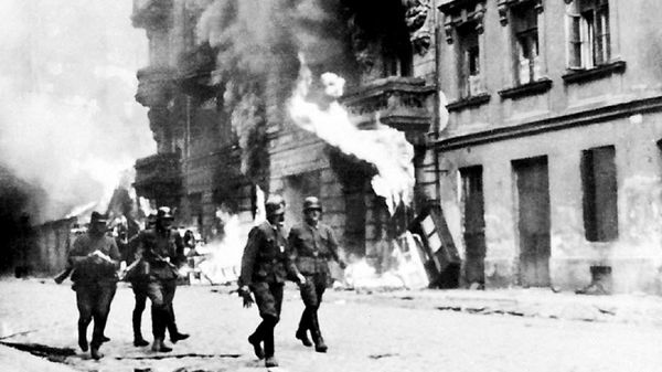 Reprodukcja: II wojna światowa. Oddział SS na ulicach getta