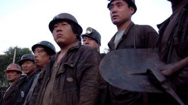 Górnicy czekają na wiadomości z akcji ratowniczej w kopalni Fengguang