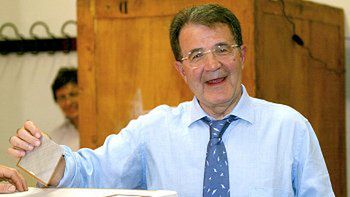 Przewodniczący Komisji Europejskiej, Włoch Romano Prodi oddaje swój głos