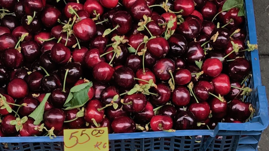 Na bazarach czereśnie kosztują ok. 55 zł za kilogram.