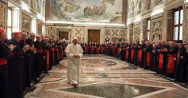 Benedykt XVI poprosił kardynałów o wsparcie i radę