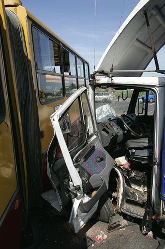 Trzy osoby ranne w zderzeniu autobusu z samochodem dostawczym
