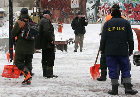 Na drogach lepiej; śnieg utrudnia życie także na morzu