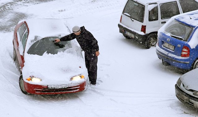 Nawet 300 zł mandatu za odśnieżanie z włączonym silnikiem