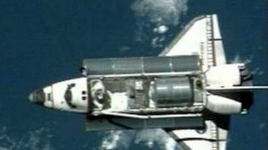 Prom Discovery sfilmowany z odległości 112 metrów dwiema kamerami przez kosmonautów z ISS