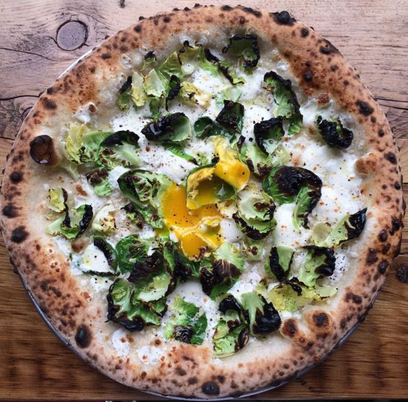 W końcu na pizzy wszystko smakuje dobrze!