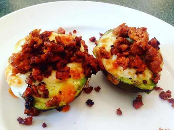 Ten pyszny bałagan zawiera porcję owoców, czyli awokado.