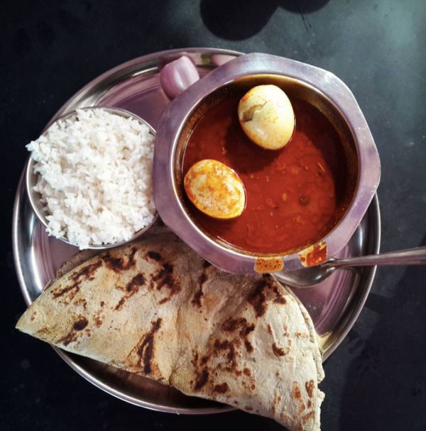 Jajka z curry. Istnieją różne wersje tego dania w zależności od upodobań.