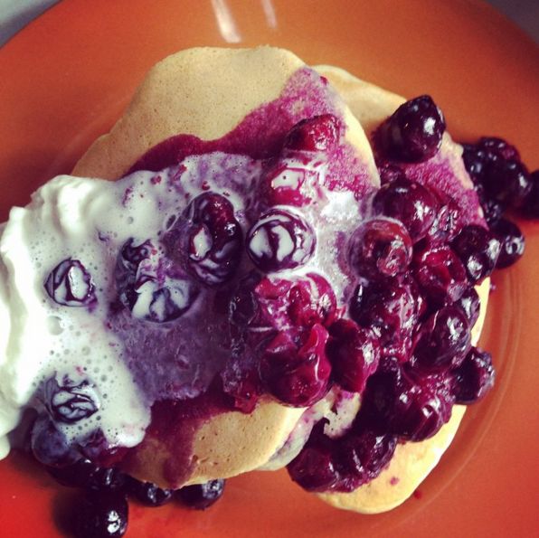 Na pewno z chęcią przyjmiesz porcję owoców na pysznych naleśnikach :)