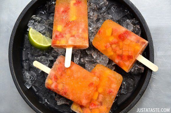 Pokrój owoce, wsyp je do kubeczka, zalej sokiem owocowym i zamroź. Takie lody są bardzo zdrowe!