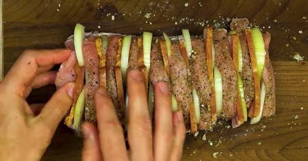 Smakowita i soczysta pieczeń ze schabu przekładana boczkiem i cebulą