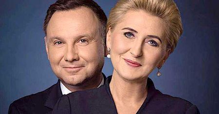 Andrzej Duda to prawdziwy dżentelmen! Dzień Kobiet świętował ze swoją piękną Agatą w remizie strażackiej! Co to był za bal!