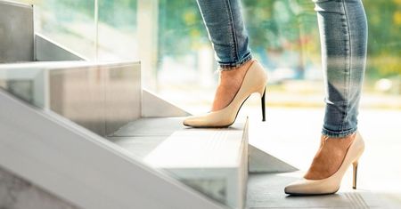 Zastosuj prosty trik, a żadne buty nie będą już spadały Ci z pięt!