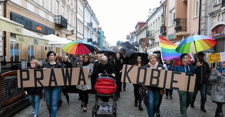 "Już rosną ci cycuszki". Molestowanie kobiet zaczyna się w dzieciństwie