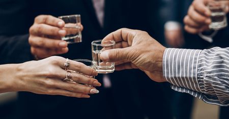 Przetrwać alko-święta. "Zaczynamy w Wigilię, wódka jako baza, dalej nalewki"