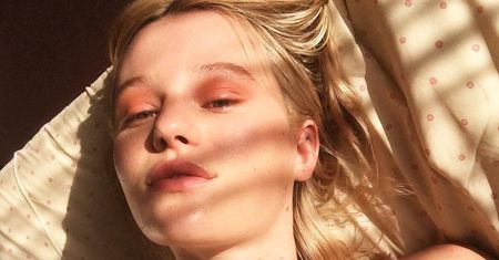 Piękna modelka nie ogoliła nóg. Świat oburzony reklamą butów