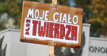 ANI KROKU DALEJ! – kobiety walczą pod Sejmem