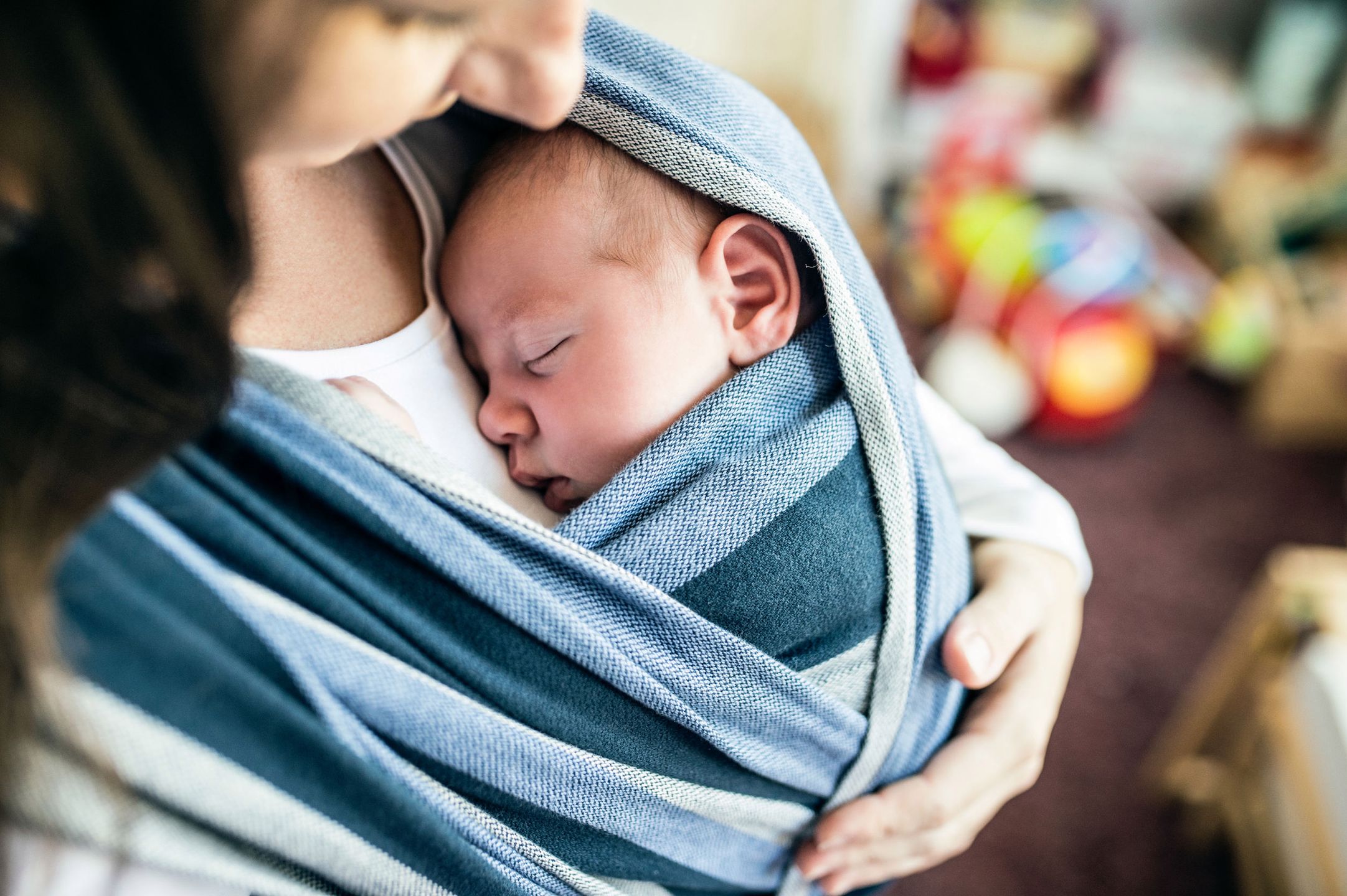 Adopcja embrionów to jedna z metod pozwalających kobietom urodzić dziecko. 