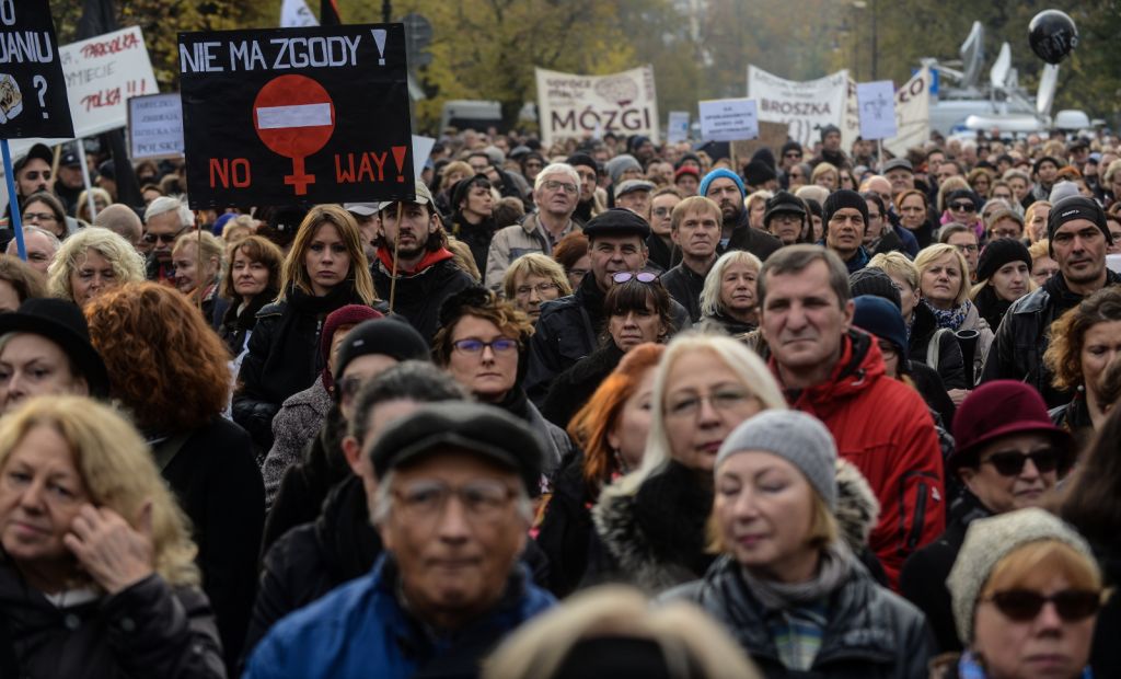 Przepychanki i blokady ruchu podczas "Strajku Kobiet"
