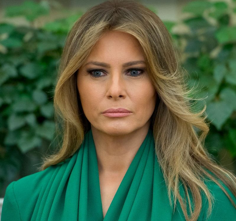 Z kamienną twarzą słucha, dlaczego jej tu nie ma. Tak potrafi tylko Melania Trump