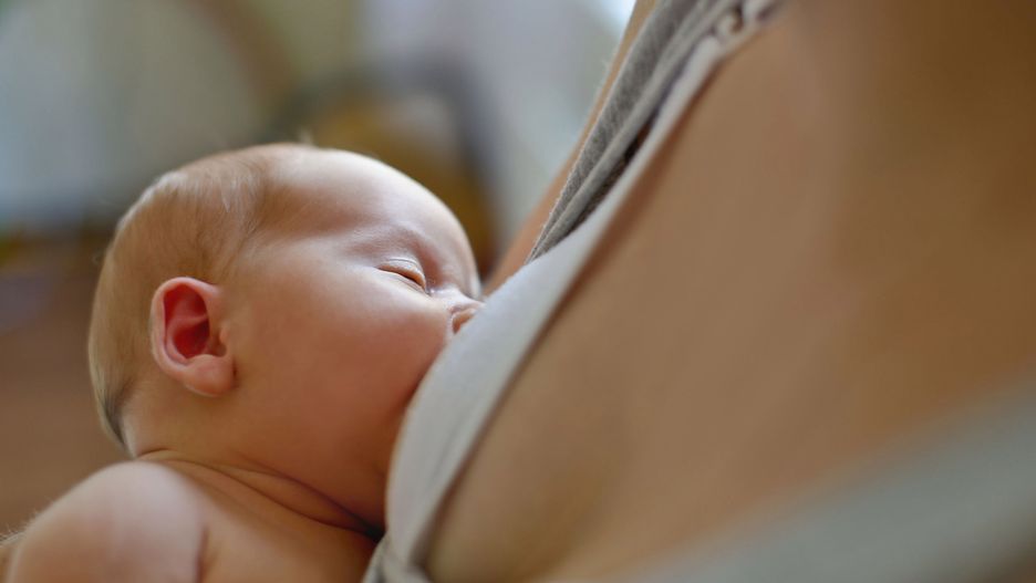 Wiele matek wciąż skarży się, że upokarza się je, gdy chcą nakarmić piersią niemowlę. 