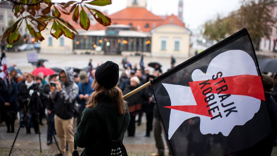 Próba kradzieży transparentów przed protestem.