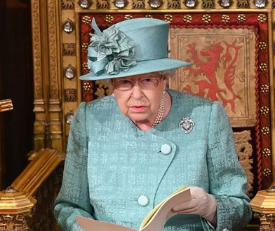Królowa Elżbieta przygotowuje telewizyjne orędzie. Czeka z nim na odpowiedni moment