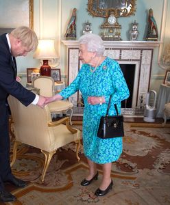 Królowa Elżbieta spotkała się z nowym premierem. Jeden gadżet pomógł jej przetrwać upał