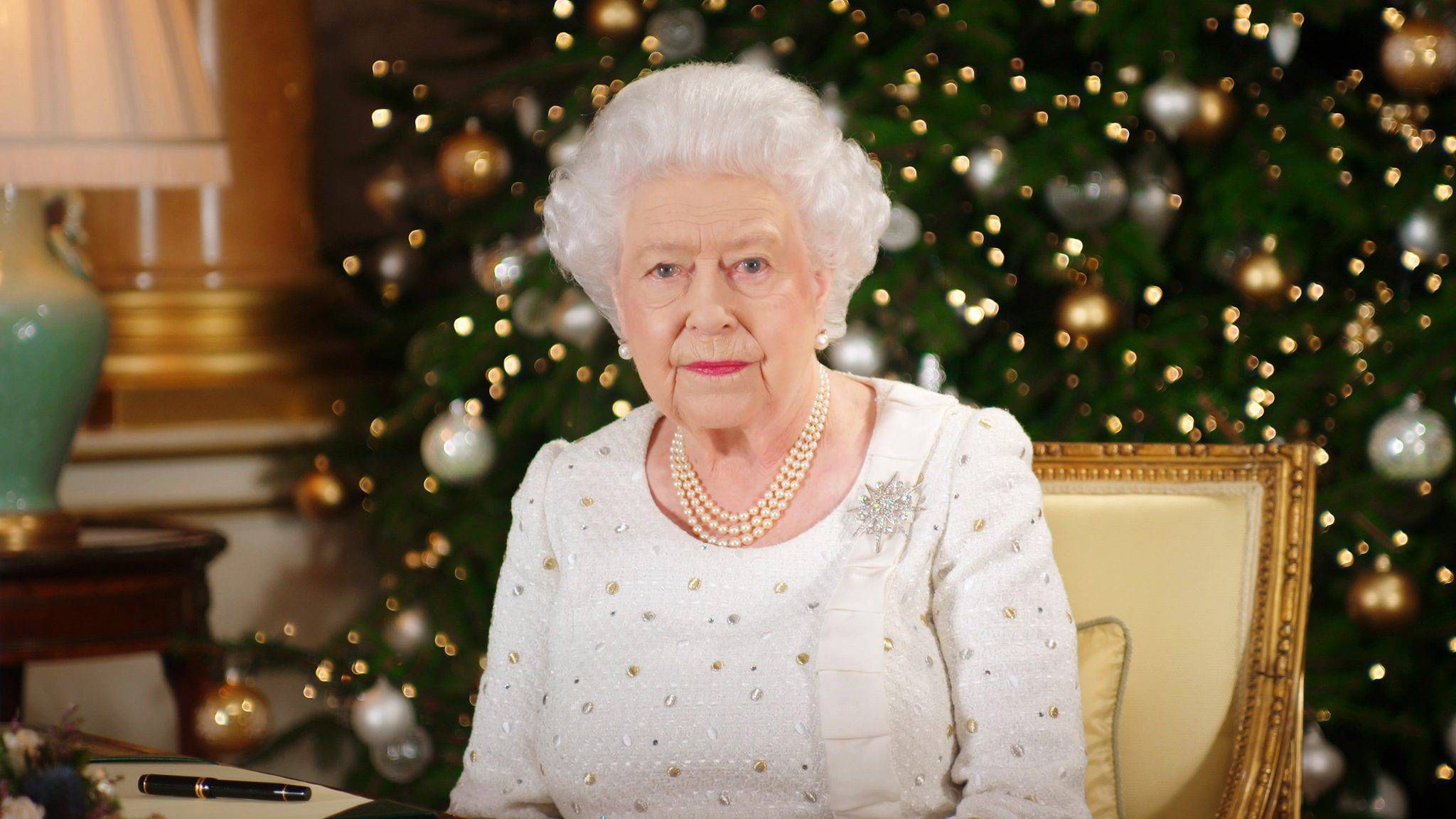 Choinka w Pałacu Buckingham - życzenia od królowej Elżbiety II