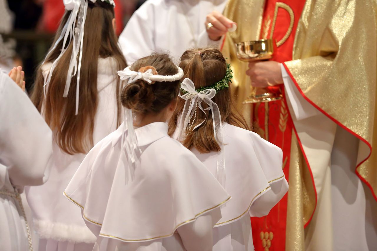 "Policzyłeś już pieniążki? To oddaj". Do kogo należy zawartość komunijnych kopert