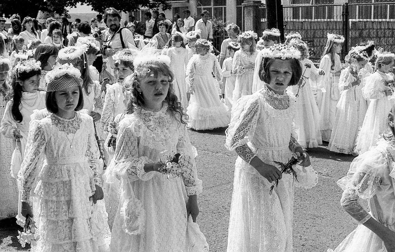 Moda komunijna na przestrzeni lat. Szydełkowe aplikacje, długie welony i krótkie spódniczki