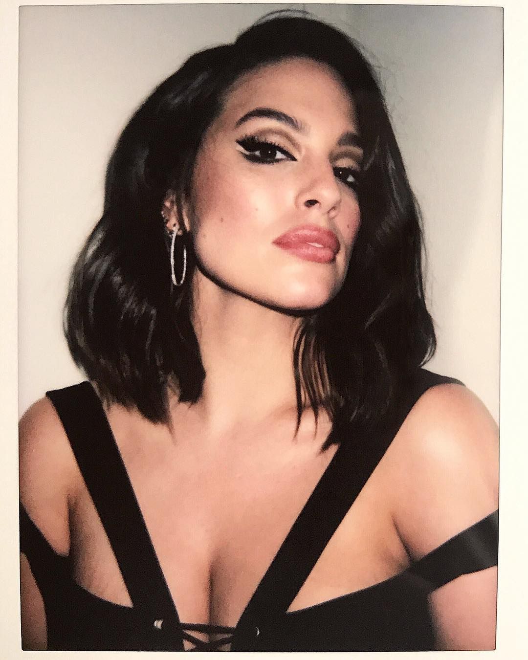 Ashley Graham w odważnych stylizacjach. Piękna i pewna siebie