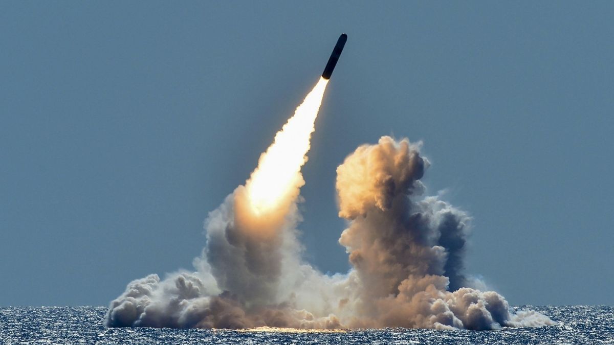 Rakieta wystrzelona z łodzi podwodnej (zdjęcie ilustracyjne).