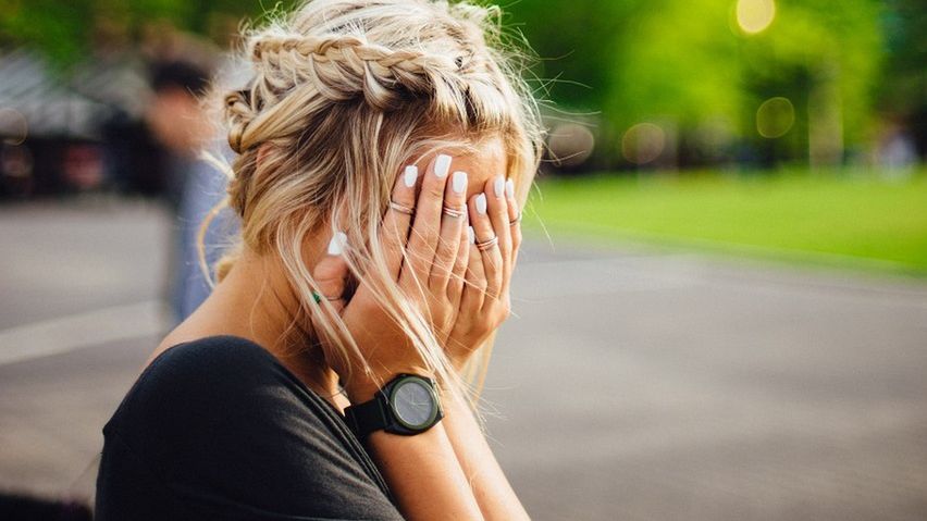 Smutna kobieta z powodu awarii Facebooka